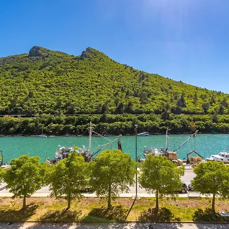 Apartament Seafront Andrijana - Happy Plomin